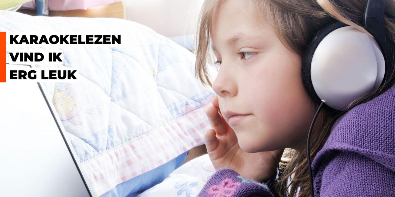 Meisje ligt op bed met een koptelefoon op en ze kijkt naar een laptopscherm. Tekst: 'Karaokelezen vind ik erg leuk.'