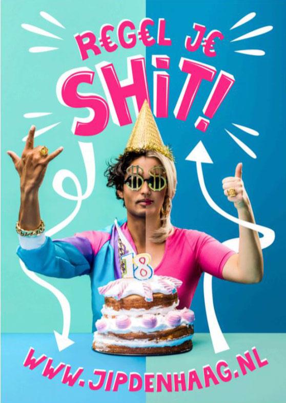 Gekleurde flyer met persoon, half man, half vrouw, en een taart op tafel met het getal 18 als kaars