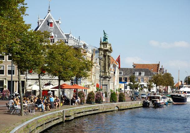 Terras aan het water in Haarlem