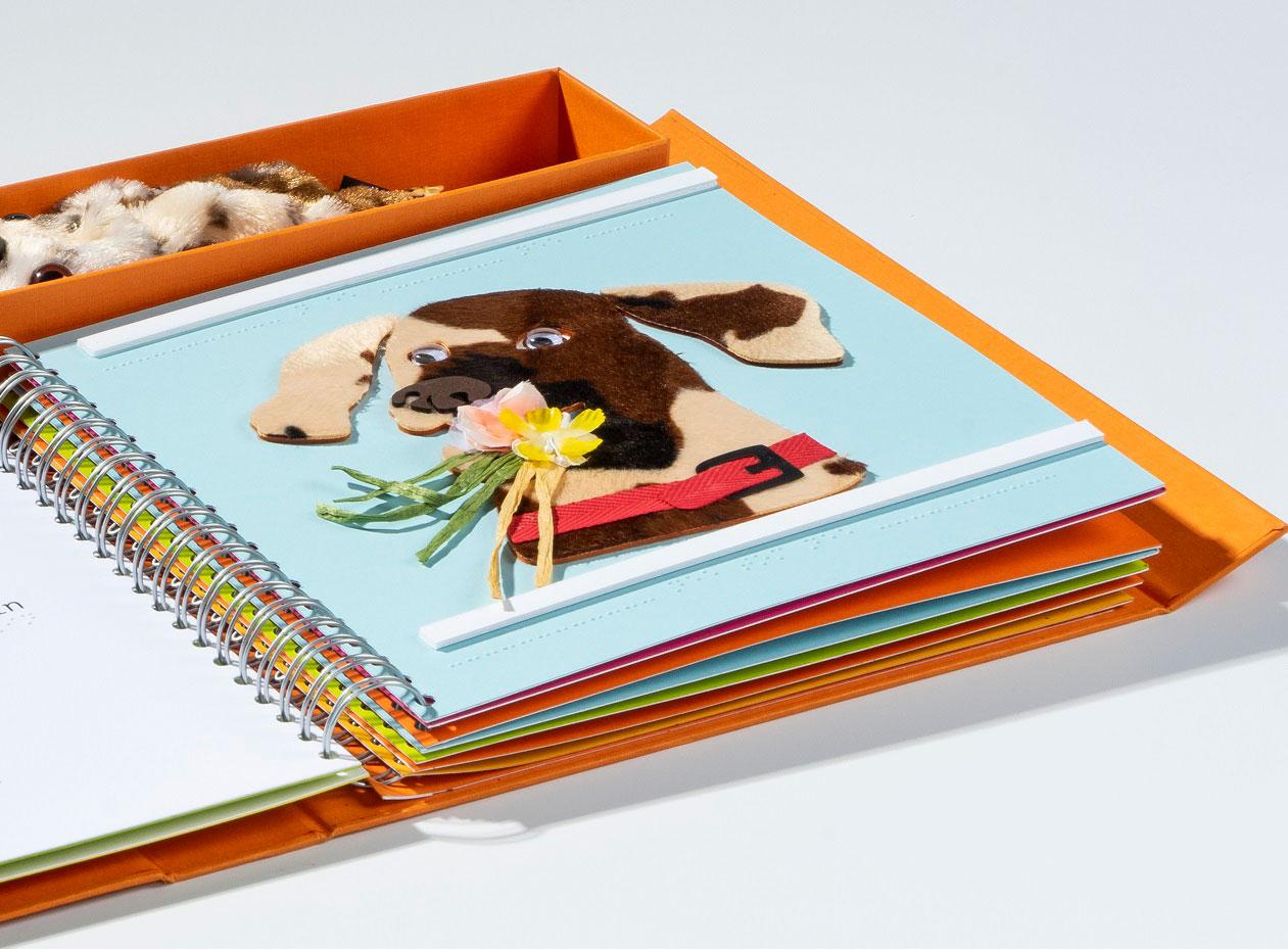 voelboekje met voelbaar plaatje van een hond en een knuffelhondje