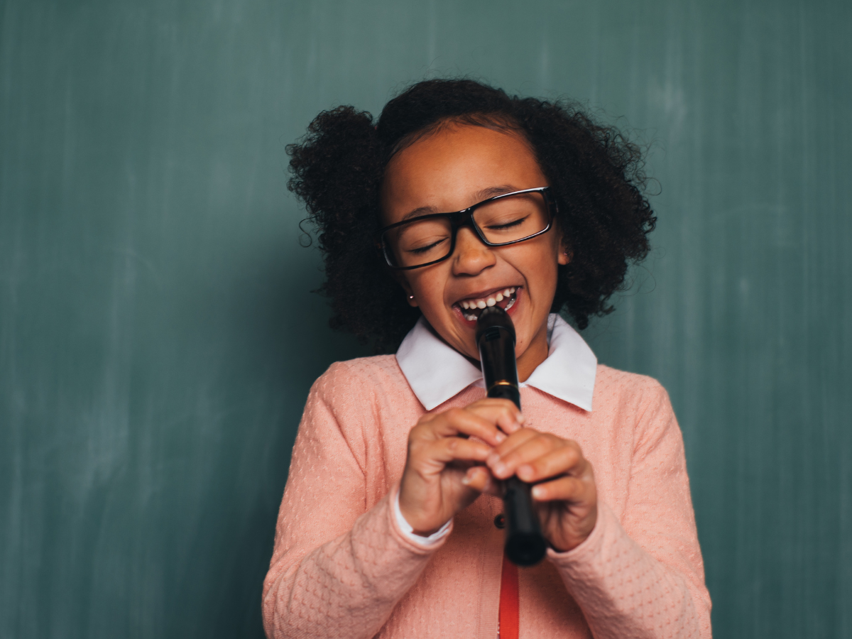 Kind bespeelt de blokfluit