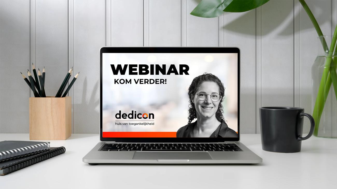 afbeelding van een laptop met daarop een beginscherm van een Dedicon-webinar. Tekst: WEBINAR KOM VERDER!, logo en portret Rieke Vullings