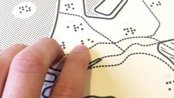 Kind leest voelbare tekening topografie