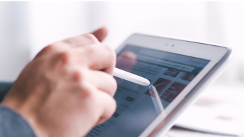 hand met ipad en touchpen